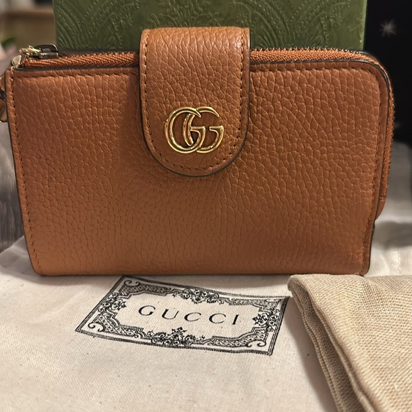 Gucci Medium Double G Leather Wallet - Picture 2 of 16